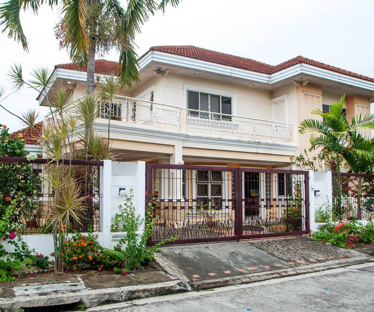 Corner House & Lot in Puerto Real de Iloilo | RE/MAX Advantage