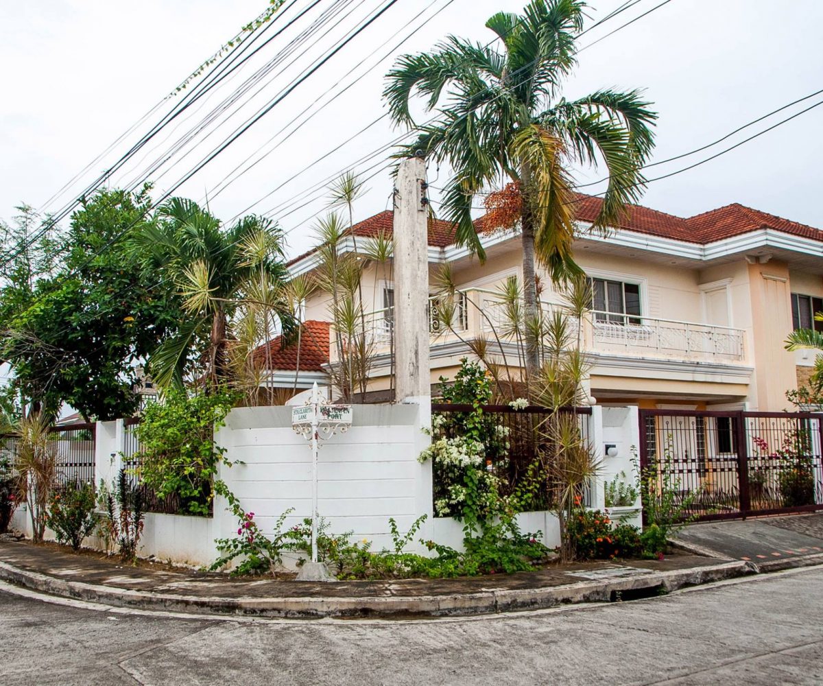 Corner House & Lot in Puerto Real de Iloilo | RE/MAX Advantage