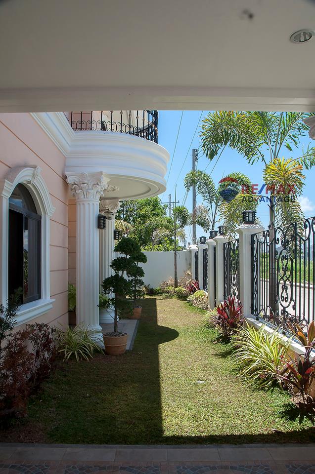 A House with Pool and Garden Fit for a King at Puerto Real De Iloilo