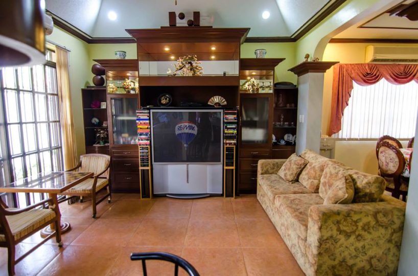 Beautiful House and Lot for Sale in Villa 5