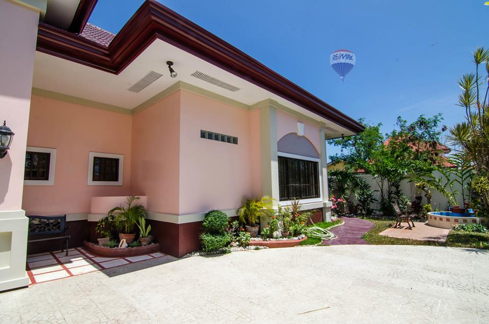 Beautiful House and Lot for Sale in Villa 10