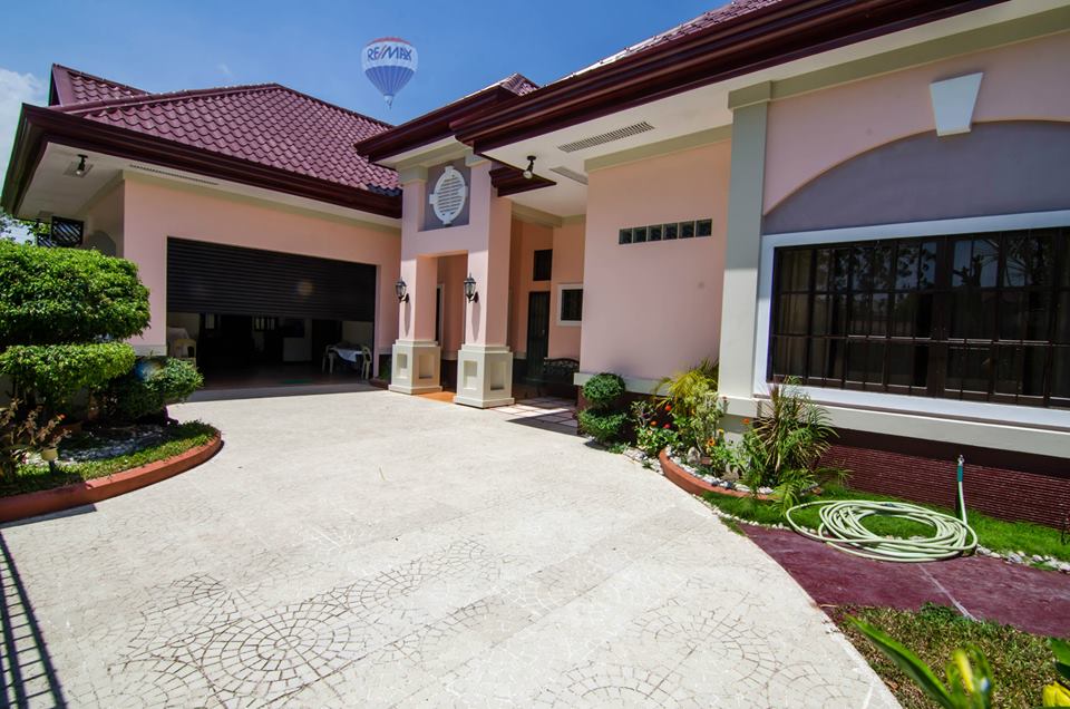 Beautiful House and Lot for Sale in Villa 17